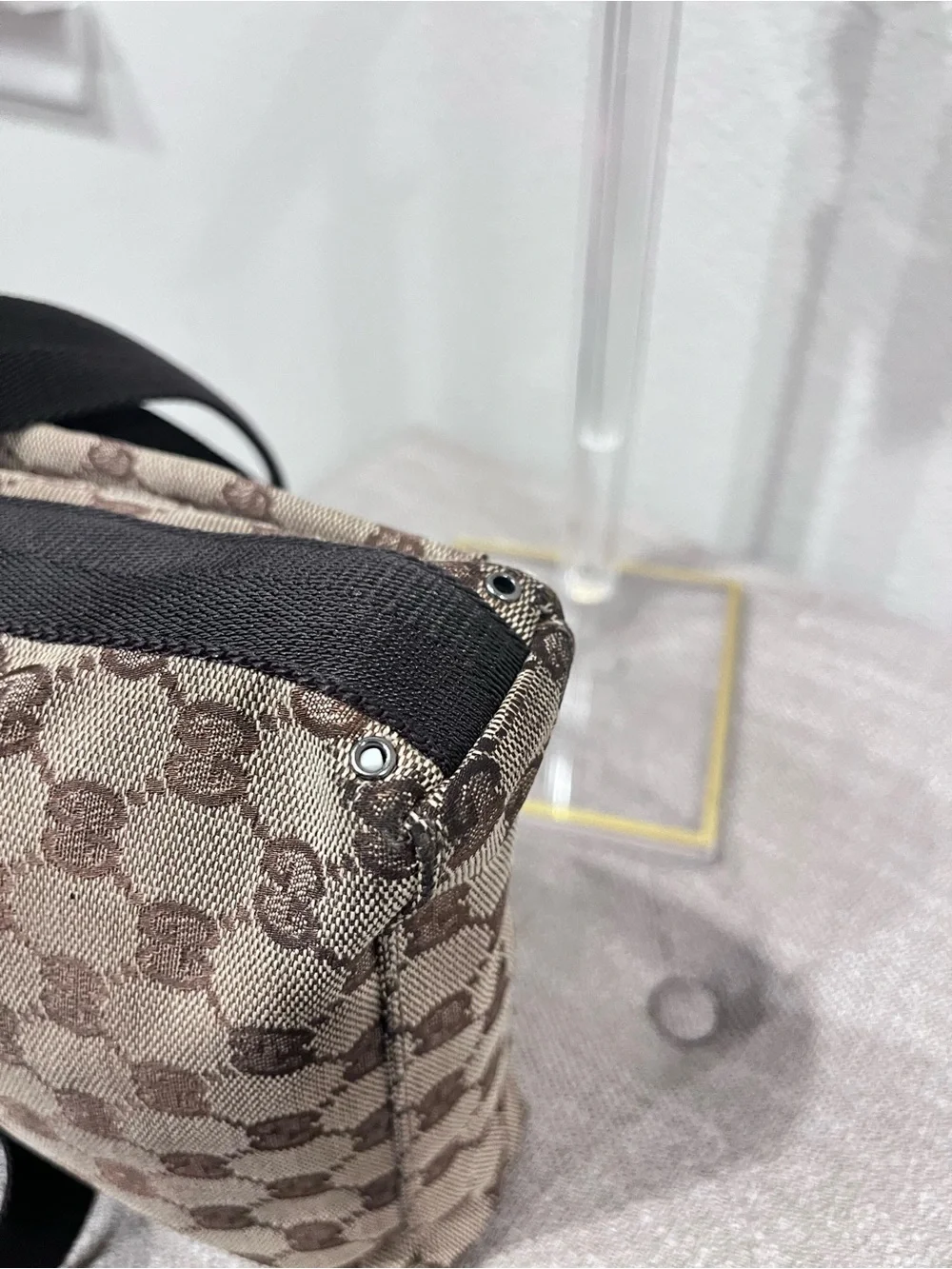 GUCCI GG CANVAS MESSENGER BAG.